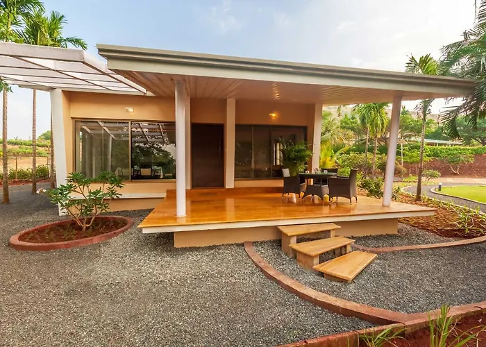 Stayvista'S Green Grove - A Modern Mountain-View Retreat With Lush Lawn Trimbak