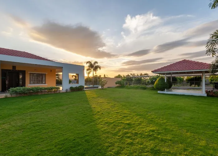 Lakeside Summers: Mountain Retreat with Waterfalls View & Recreation Trimbak