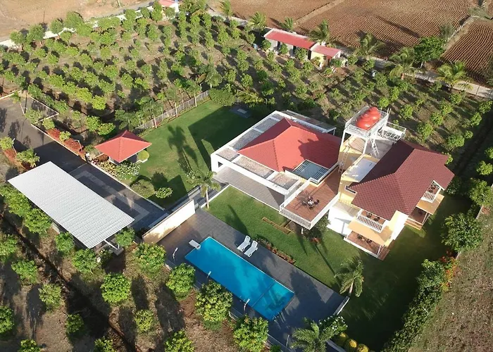Lakeside Summers: Mountain Retreat with Waterfalls View & Recreation Trimbak